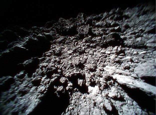 Imagini spectaculoase transmise de pe un asteroid