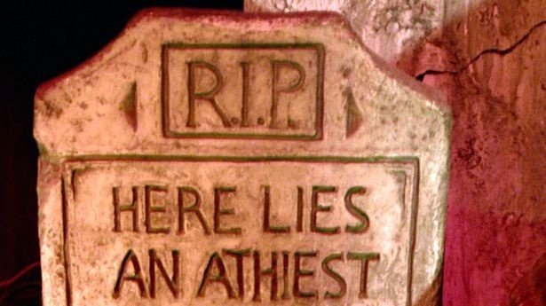 Mesajul bizar de pe piatra funerară a unui ateu: "Sunt îmbrăcat la patru ace..." - FOTO