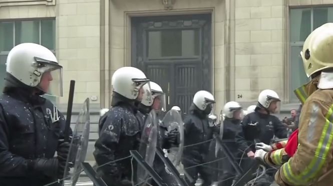 Imagini incredibile! Cum intervine Poliția la Bruxelles pentru a reprima protestele violente