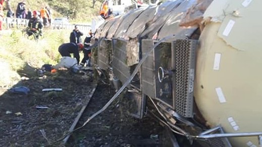 Trafic feroviar blocat între Vatra Dornei şi Iacobeni, după ce o cisternă plină cu clei s-a răsturnat pe calea ferată - FOTO