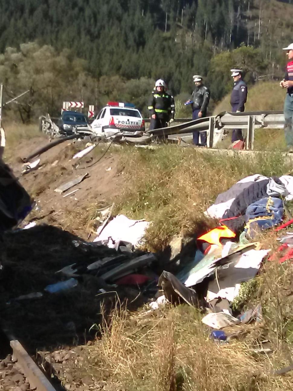Trafic feroviar blocat între Vatra Dornei şi Iacobeni, după ce o cisternă plină cu clei s-a răsturnat pe calea ferată - FOTO 552578