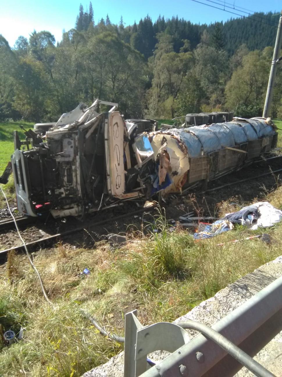 Trafic feroviar blocat între Vatra Dornei şi Iacobeni, după ce o cisternă plină cu clei s-a răsturnat pe calea ferată - FOTO 552579