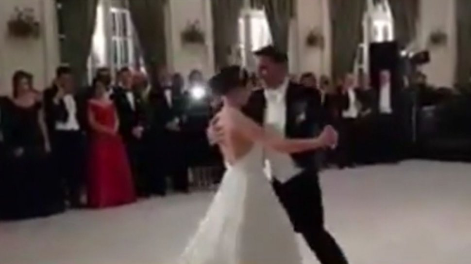 Primele imagini cu dansul mirilor. Cum a dansat nepotul Regelui Mihai şi soţia sa, Alina - VIDEO