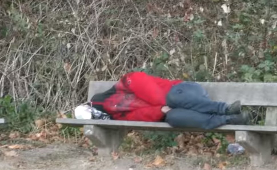 Situație revoltătoare în Germania. Un muncitor român a fost lăsat să doarmă pe bancă, lângă o pădure, de patron