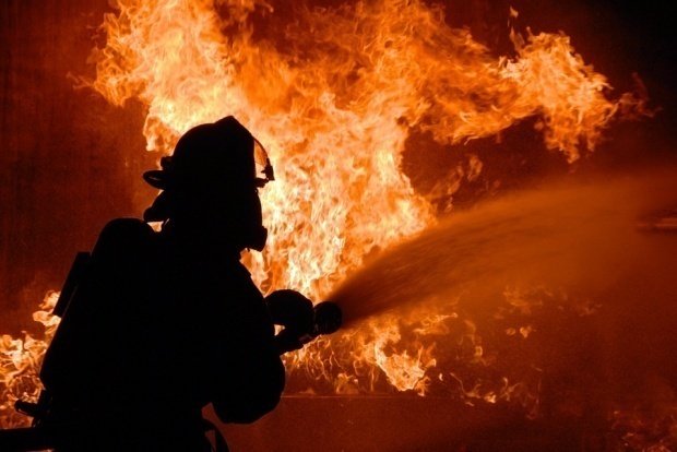 Un centru de dezmembrări auto din Suceava a fost cuprins de flăcări