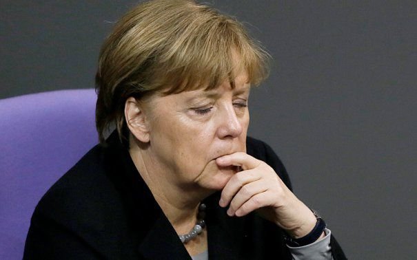 Cine este bărbatul care candidează împotriva Angelei Merkel pentru şefia partidului condus de cancelarul german