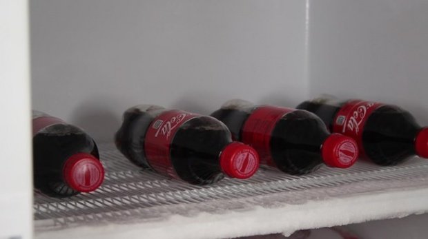 Experiment neaşteptat. Ce se întâmplă cu o sticlă de cola care a stat trei ore la congelator. "Efectul e uimitor" - VIDEO