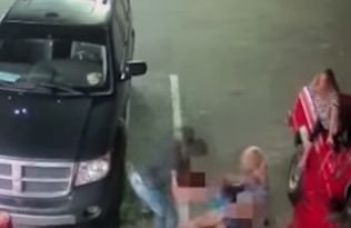 O mamă și fiica ei, bătute într-o benzinărie de o tânără de 18 ani (VIDEO)