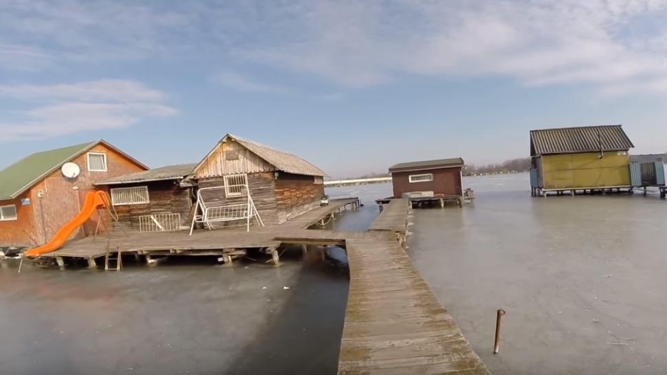 Imagini incredibile! Cum arată satul plutitor de lângă România - VIDEO