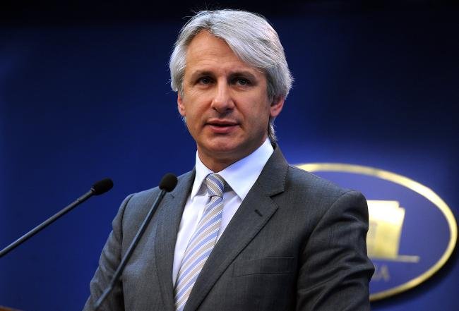 Ministrul de Finanțe spune că în locul premierului Dăncilă ar fi continuat discursul cerând demisia lui Timmermans