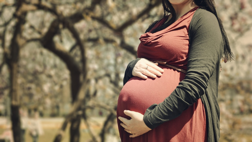Situație șocantă în Botoșani. O tânără însărcinată, aproape în comă alcoolică. Femeia s-a prăbușit pe holurile primăriei