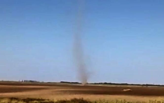 Fenomen neobişnuit, surprins la Brăila. O tornadă uriaşă de praf a apărut din senin - VIDEO