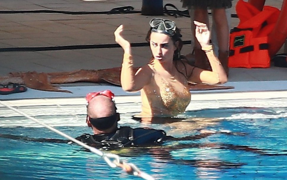 Penelope Cruz, surprinsă în piscină! Iată cum arată actriţa în vârstă de 44 de ani