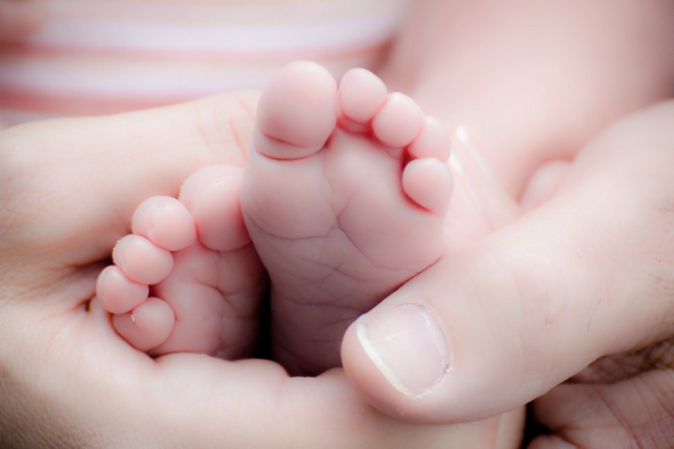 Un bebeluş de trei săptămâni a fost găsit mort de către părinţi. Poliţiştii au deschis o anchetă