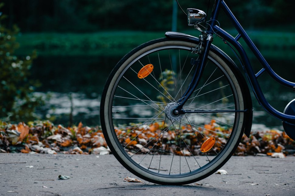 O femeie și-a recuperat singură bicicleta furată, chiar de la hoț. Modul prin care a făcut-o a devenit viral - VIDEO