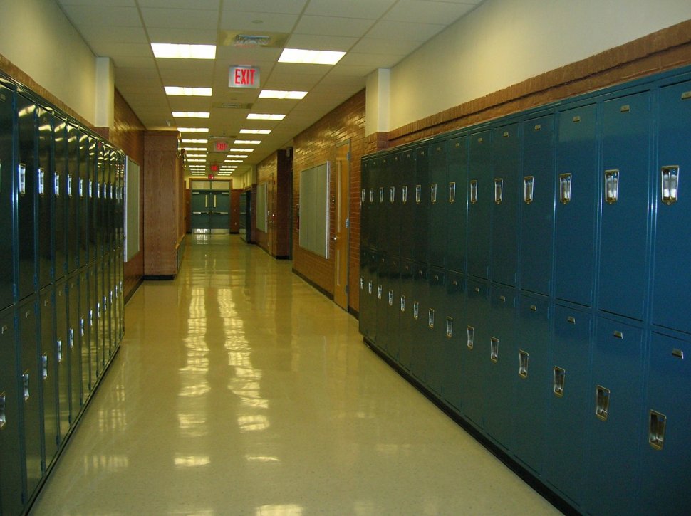 Caz revoltător la o şcoală din Constanţa: Ce a făcut un profesor în vestiarul fetelor, în timp ce acestea se schimbau