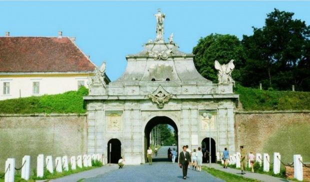 Ce oraş din România credeţi că apare în aceste imagini? Cum s-a schimbat în 40 de ani viaţa acestor oameni - FOTO 554958