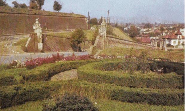 Ce oraş din România credeţi că apare în aceste imagini? Cum s-a schimbat în 40 de ani viaţa acestor oameni - FOTO 554963