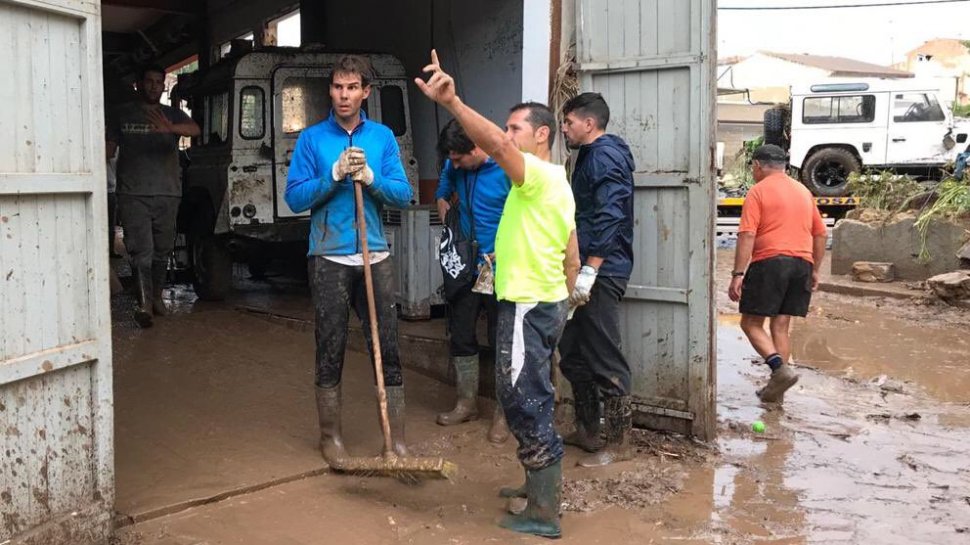 Rafael Nadal, gest impresionant pentru locuitorii din Mallorca. A pus mâna pe lopată și i-a ajutat pe cei afectați de inundații - VIDEO