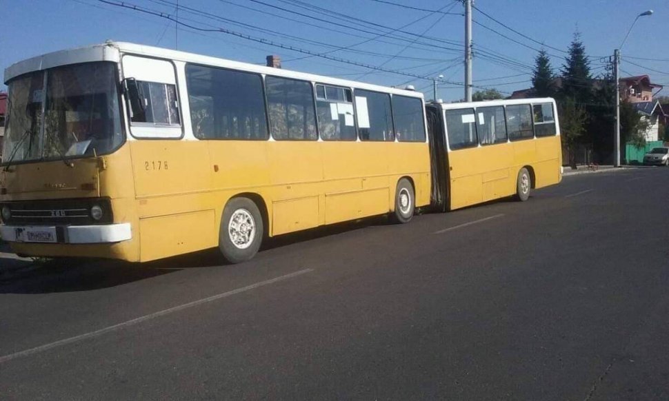 Un autobuz dintr-un mare oraș din România s-a rupt în jumătate în plină stradă