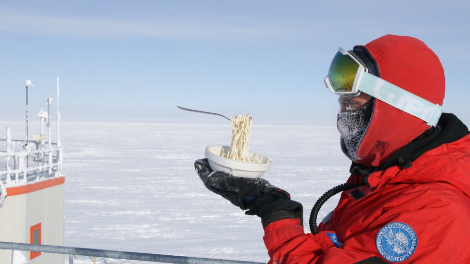 Un cercetator din Antarctica încearcă să gătească în aer liber. Este incredibil ce se întâmplă cu mâncarea la -80 de grade Celsius - FOTO