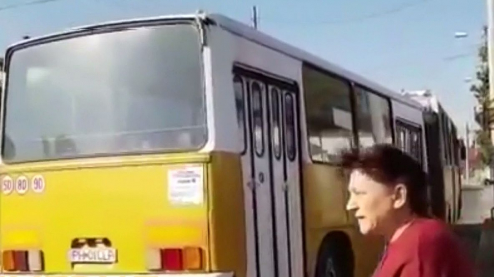 Momente de panică printre călătorii unui autobuz din Ploiești, după ce mașina s-a rupt în două