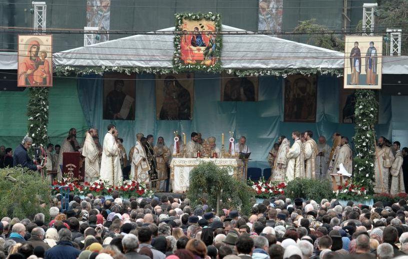 Sfânta Parascheva. Peste 10.000 de credincioşi asistă la slujba religioasă oficiată de mitropolitul Teofan 