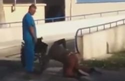 Imagini scandaloase! Pacient în genunchi, surprins în fața unui spital