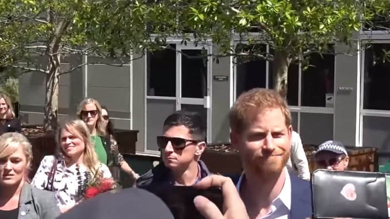 Reacția incredibilă a Prințului Harry, în momentul în care un necunoscut se apropie de Meghan Markle: „Ce crezi că faci?” - VIDEO