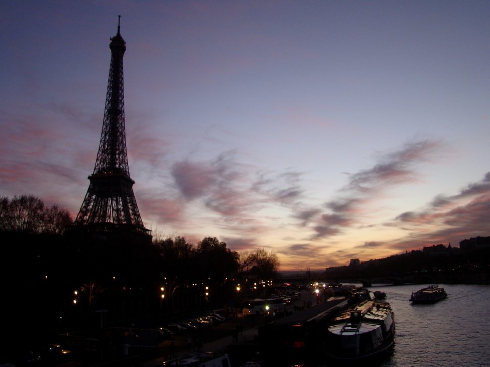 O femeie din Paris va merge după gratii după ce s-a dat drept victima unui atentat și a primit despăgubiri