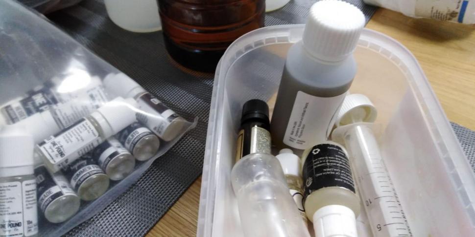 Percheziţii în Bucureşti şi în patru judeţe, la traficanţi de substanţe şi produse toxice 555921