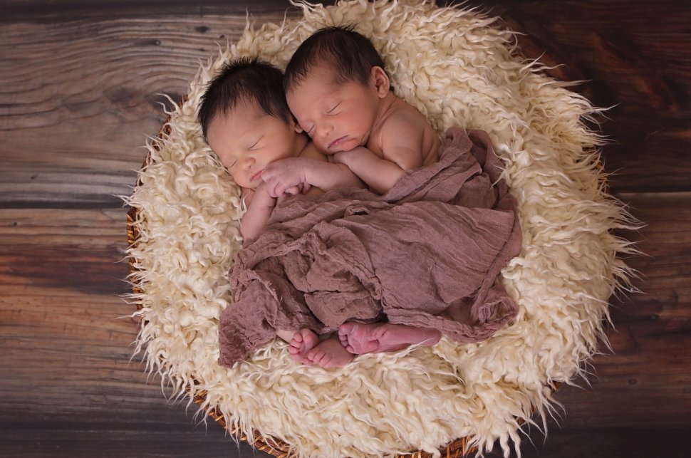 Două gemene s-au născut la 87 de zile distanță una față de cealaltă. Cum a fost posibil