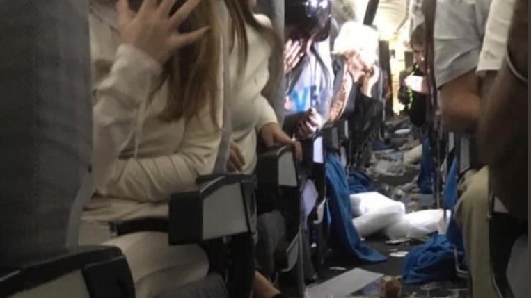 Momente de panică la bordul unui avion. Mai mulţi pasageri au fost răniţi - FOTO