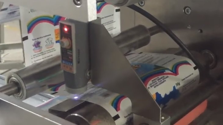 Ce înseamnă, de fapt, culorile de pe tuburile de pastă de dinți - VIDEO