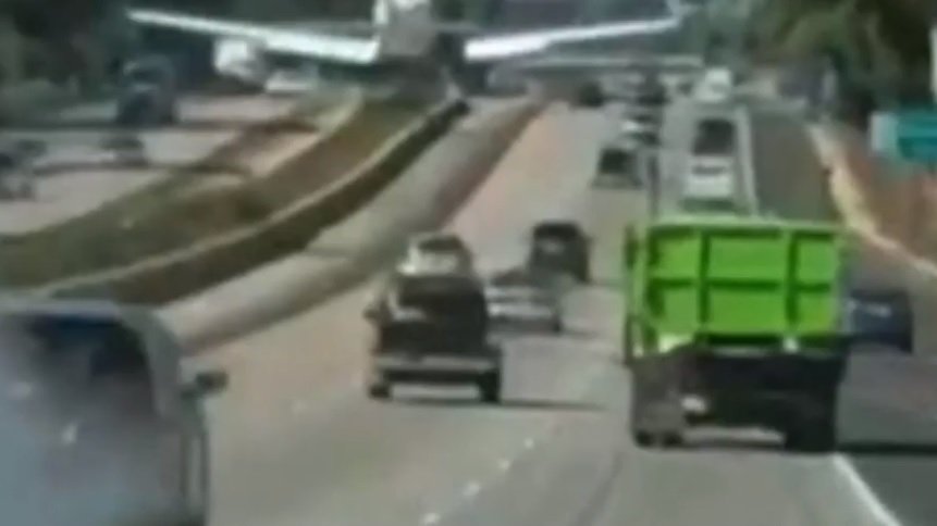 Momente de panică pe o autostradă! Un avion a aterizat printre mașini - VIDEO