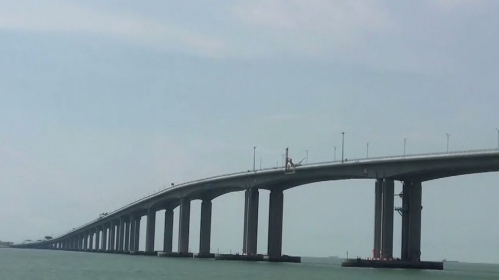 A fost inaugurat cel mai lung  pod peste mare din lume - VIDEO