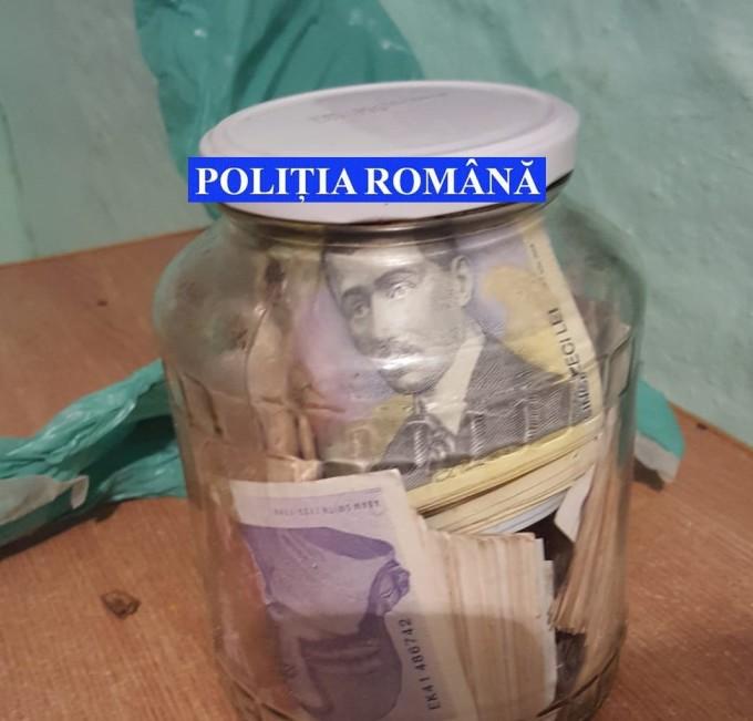 O româncă a fugit cu borcanul cu bani al iubitului. Ce sumă a putut să fure 557095