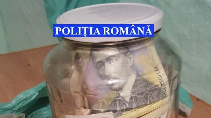 O româncă a fugit cu borcanul cu bani al iubitului. Ce sumă a putut să fure