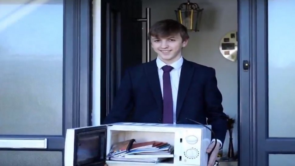 Povestea tânărului care își cară cărțile la școală într-un cuptor cu microunde. „Sunt foarte mândră de el pentru că luptă” - VIDEO