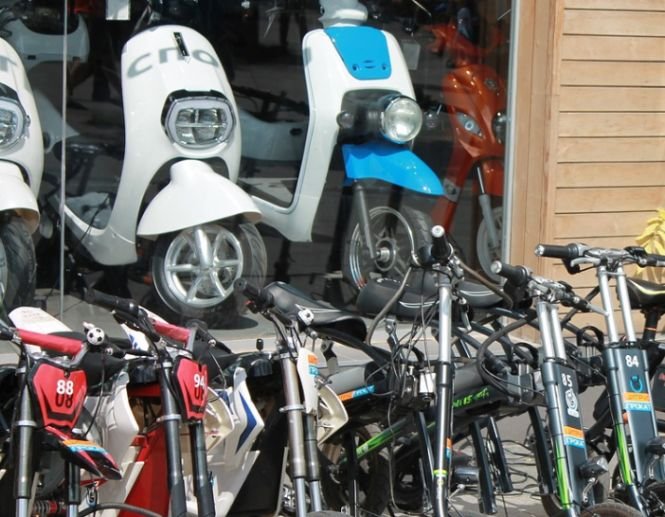 O ţară europeană interzice trotinetele şi scuterele electrice pe trotuare