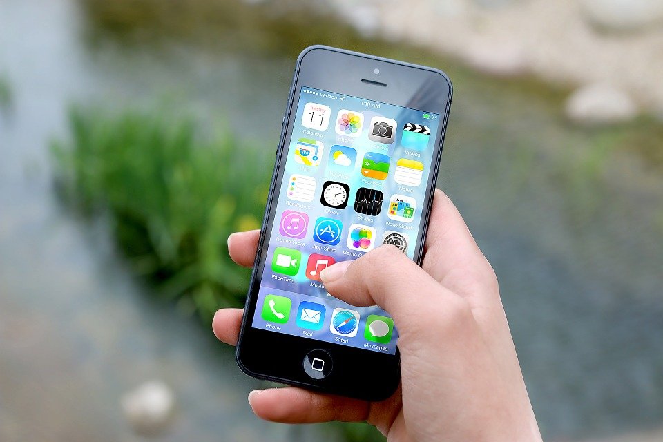O vedetă ar putea fi nevoită să plătească daune de 1,6 milioane de dolari pentru că a folosit un iPhone