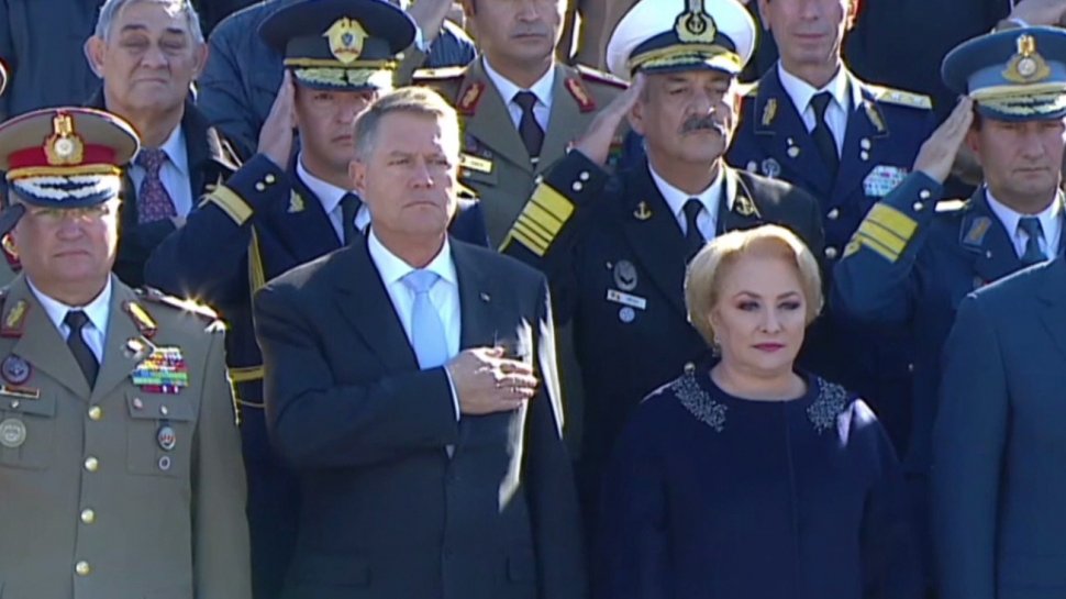 Președintele Klaus Iohannis și premierul Viorica Dăncilă, la ceremonia organizată de Ziua Armatei Române