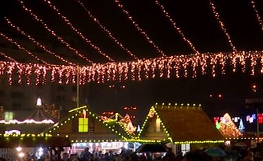 Au început să se monteze luminițele de Crăciun în Capitală. Ornamentele au culorile tricolorului