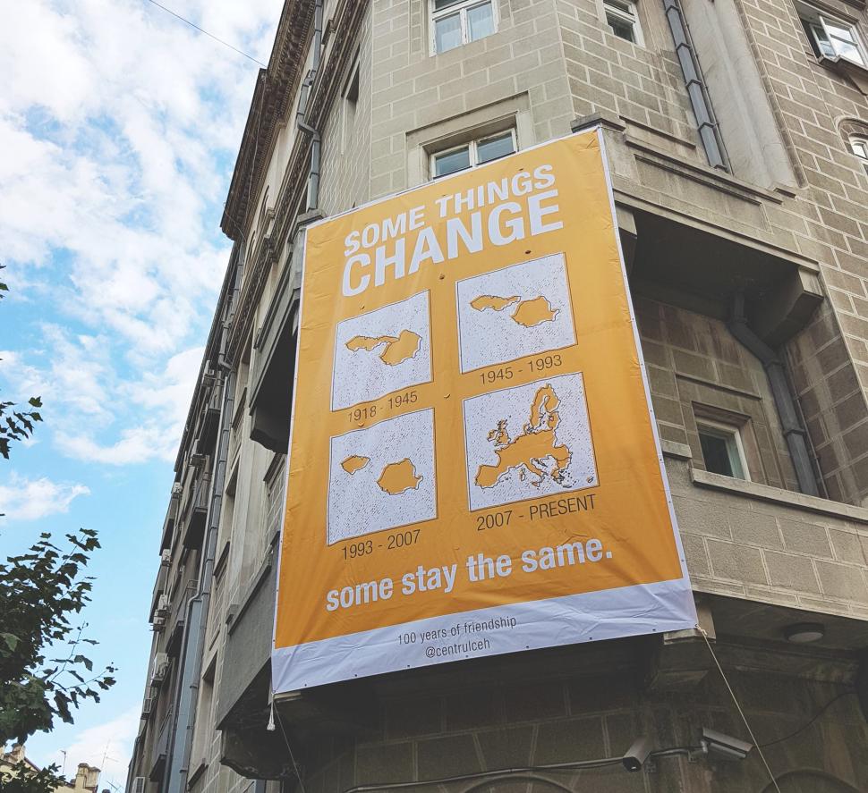 Mesaj inedit apărut pe o clădire din București: Unele lucruri se schimbă, altele rămân la fel 557749