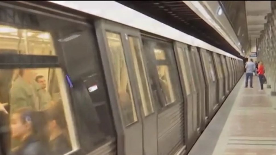 Tânărul care a ameninţat un bărbat cu pistolul la staţia de metrou Piaţa Victoriei a fost prins