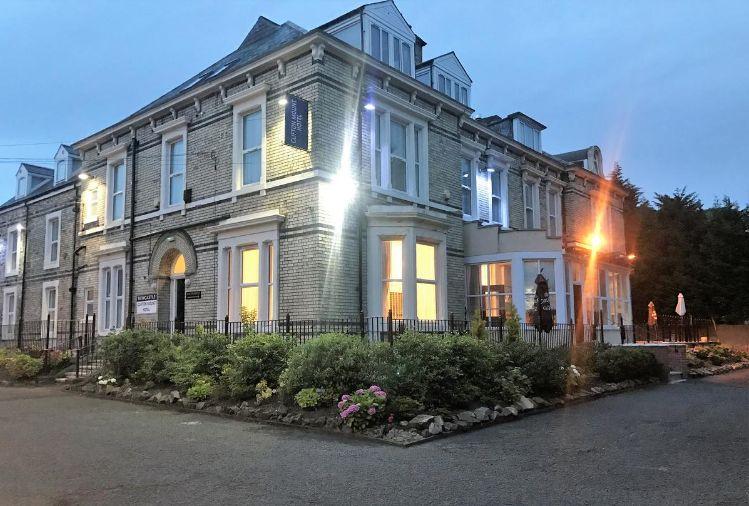 Au rezervat o cameră la un hotel dar au avut parte de o experiență îngrozitoare. Ce au pățit două tinere e ireal 550961