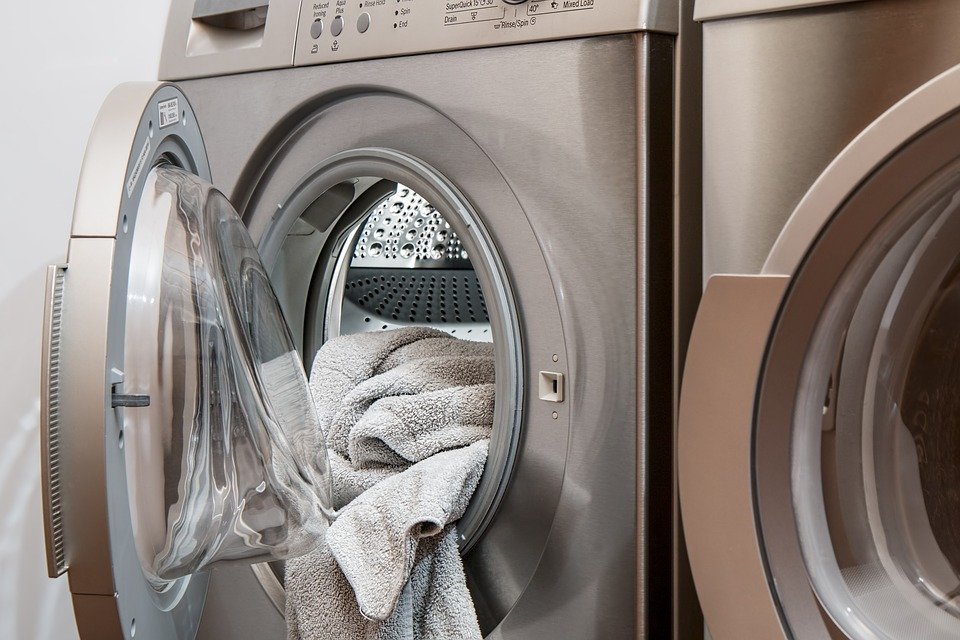 Cum să scoți rufele călcate direct din mașina de spălat - VIDEO
