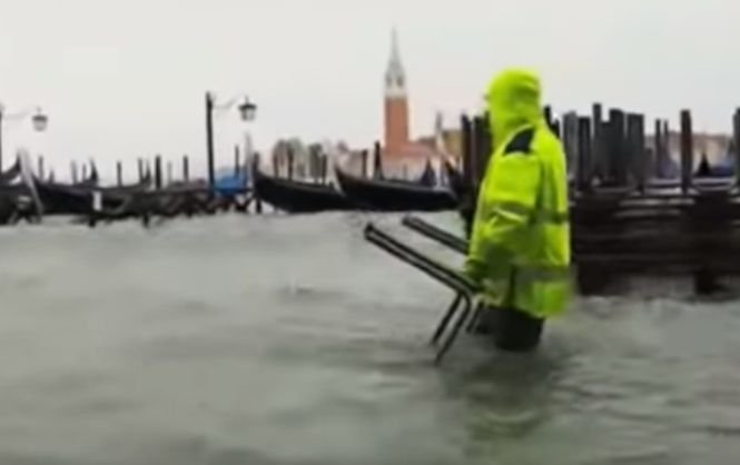 Fenomenele meteo extreme continuă în Italia. La Veneţia, apele s-au revărsat din canale şi au inundat întregul oraş