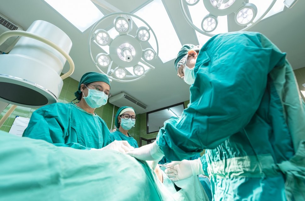 Directorul medical al Spitalului Militari din Constanța a uitat două foarfeci în burta unei paciente de 61 de ani 