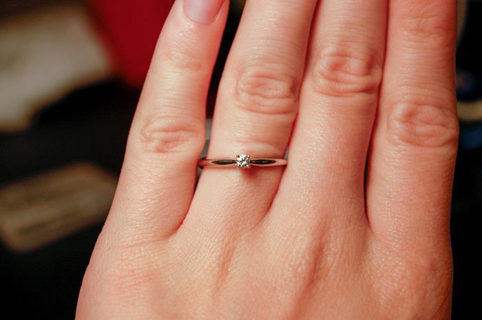 A găsit inelul de logodnă pe care iubitul său i-l cumpărase. Femeia a făcut imediat o poză și a postat-o pe Facebook, alături de un comentariu. Totul a devenit viral. Oamenii au fost dezgustați de ce a scris acolo